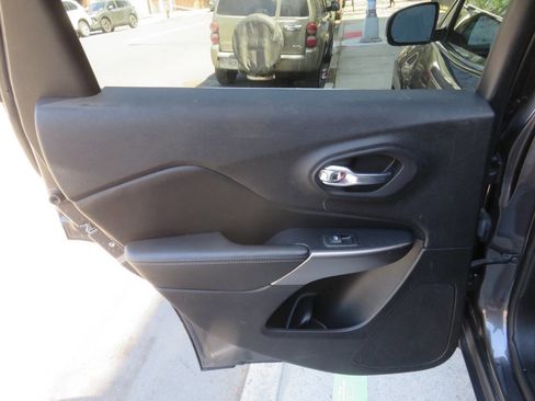 Used 2019 Jeep Cherokee Limited AWD/4WD image 31