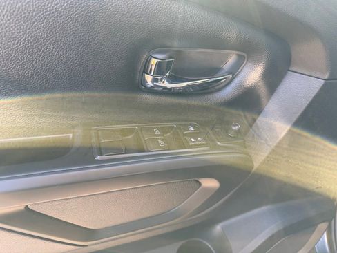 Used 2018 Nissan Titan SV w/ SV Convenience Package image 18