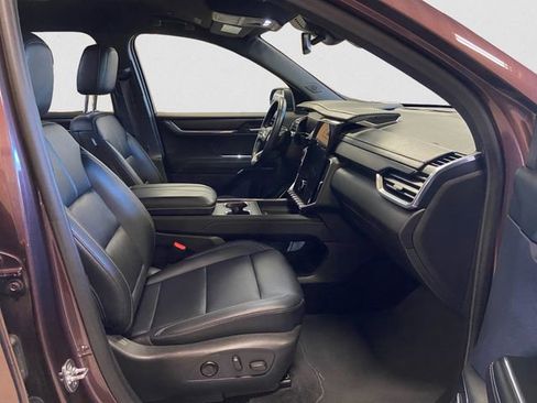 Used 2024 GMC Acadia Elevation image 16