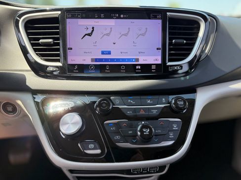 Used 2023 Chrysler Pacifica Touring-L FWD image 38