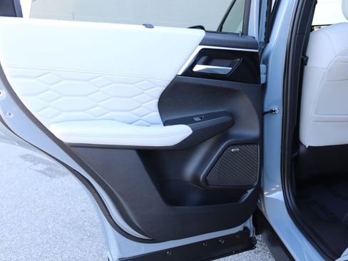 Used 2025 Mitsubishi Outlander SEL image 32