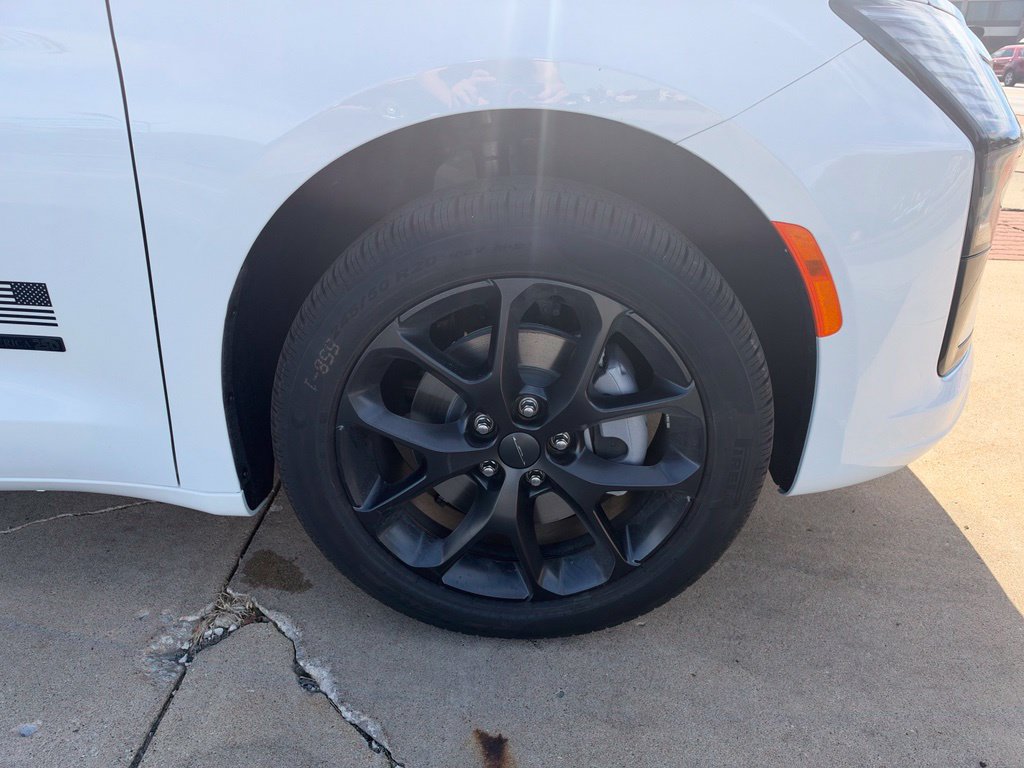 New 2027 Chrysler Pacifica Select AWD/4WD image 9