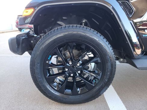 Used 2023 Jeep Wrangler Unlimited Sahara image 31