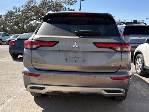 Used 2022 Mitsubishi Outlander SE image 6