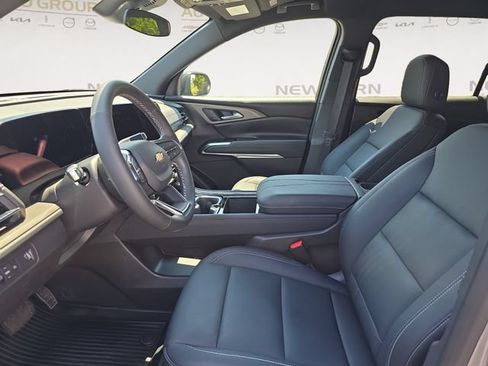 Used 2025 Chevrolet Traverse LT w/ Driver Confidence Package FWD image 9