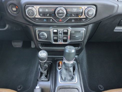 Used 2022 Jeep Wrangler Unlimited Sahara w/ Cold Weather Group AWD/4WD image 19