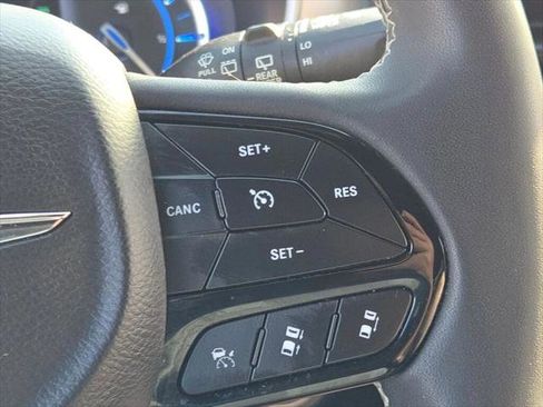 Certified 2022 Chrysler Pacifica Touring-L w/ Uconnect Theater Family Group image 31