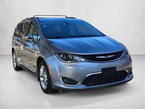 Used 2020 Chrysler Pacifica Limited image 3