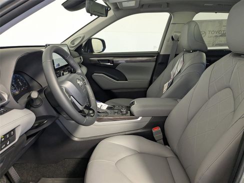 New 2026 Toyota Highlander Platinum image 8