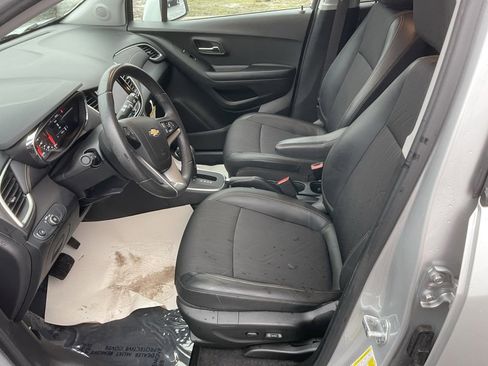 Used 2022 Chevrolet Trax LT w/ LT Convenience Package image 11
