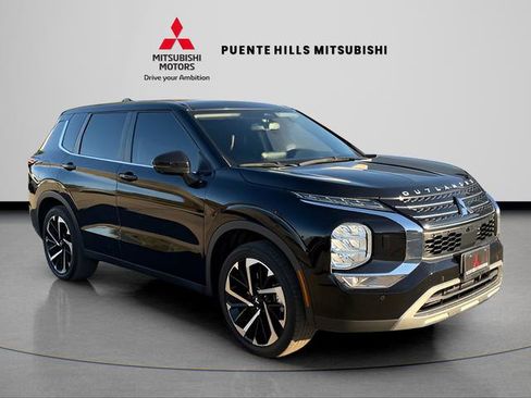 Used 2022 Mitsubishi Outlander SE image 3