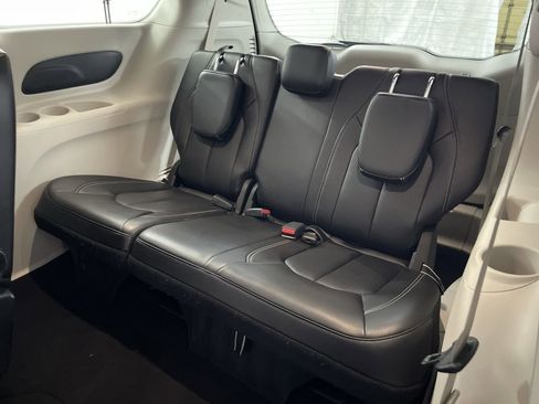Used 2023 Chrysler Pacifica Touring-L FWD image 20