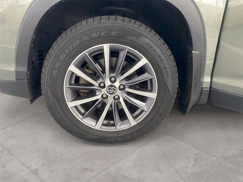 Used 2019 Toyota Highlander XLE image 14