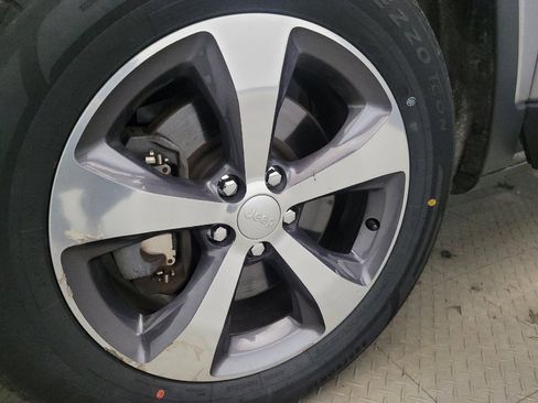 Used 2019 Jeep Cherokee Limited image 31