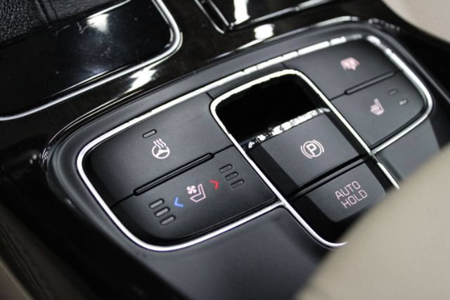 Used 2014 Kia Cadenza Premium w/ Technology Package FWD image 15