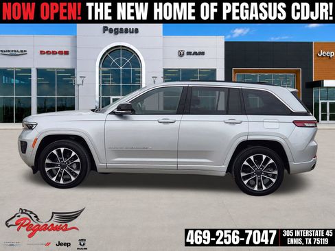 Used 2024 Jeep Grand Cherokee Overland AWD/4WD image 3