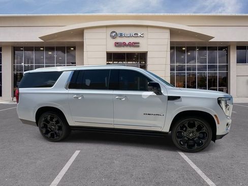 Certified 2026 GMC Yukon XL Denali w/ Denali Reserve Package AWD/4WD image 17