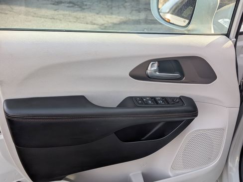 Used 2019 Chrysler Pacifica Touring Plus image 14