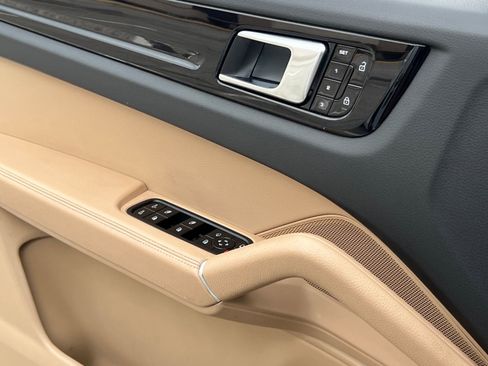 Certified 2020 Porsche Cayenne image 30
