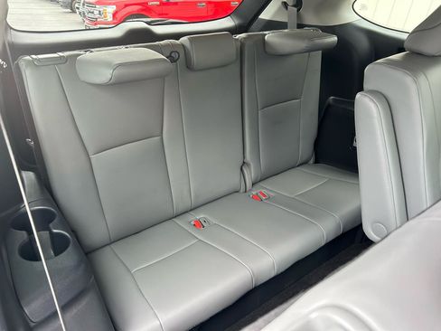 Used 2023 Toyota Highlander XLE AWD/4WD image 25