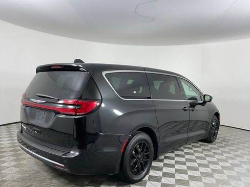 Used 2023 Chrysler Pacifica Touring-L FWD image 5