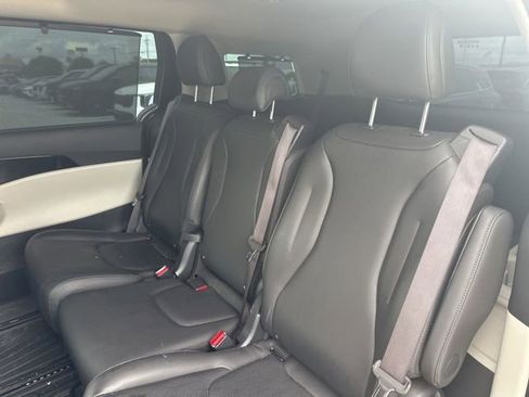 Used 2024 Kia Carnival EX FWD image 11