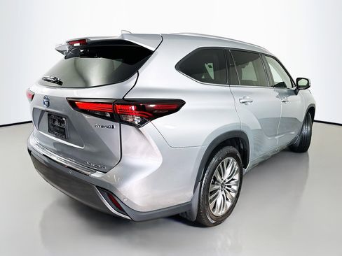 Used 2024 Toyota Highlander Platinum image 7