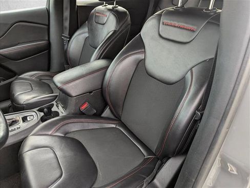 Used 2019 Jeep Cherokee Trailhawk w/ Comfort/Convenience Group image 24