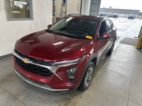 Used 2025 Chevrolet Trax LT w/ LT Convenience Package FWD image 2