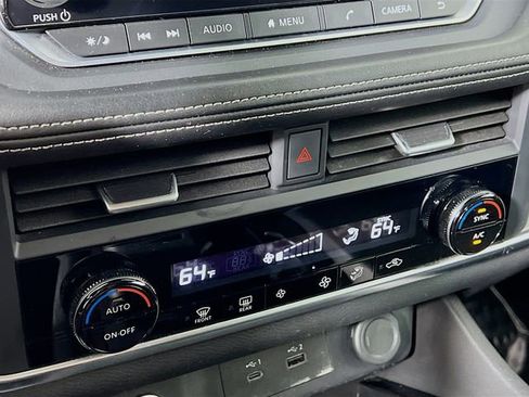 Used 2023 Nissan Rogue SV image 11