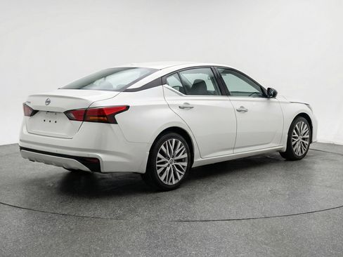 Used 2025 Nissan Altima 2.5 SV FWD image 9
