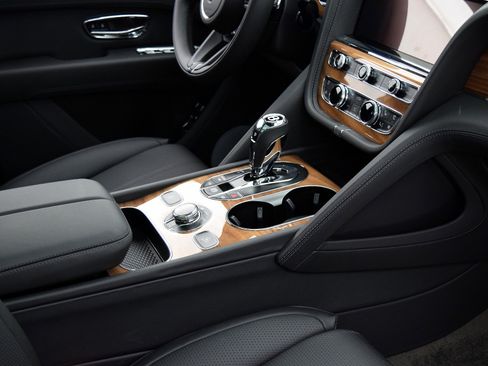 Certified 2021 Bentley Bentayga Plug-In Hybrid AWD/4WD image 27
