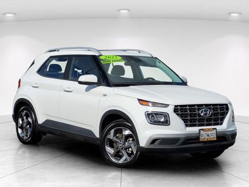 Certified 2025 Hyundai Venue SEL image 1