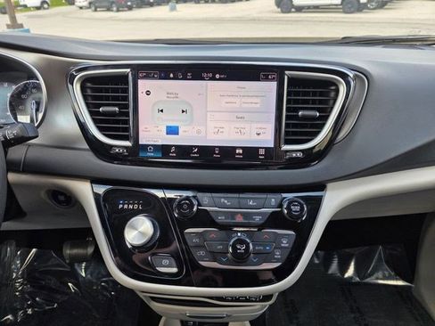 Used 2023 Chrysler Pacifica Touring-L FWD image 28