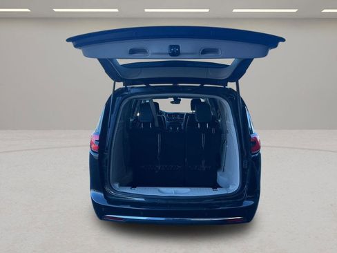 Used 2024 Chrysler Pacifica Select image 27
