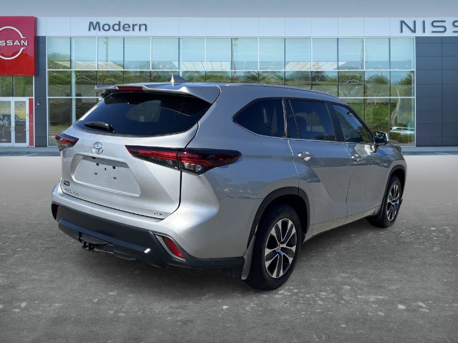 Used 2024 Toyota Highlander XLE FWD image 5