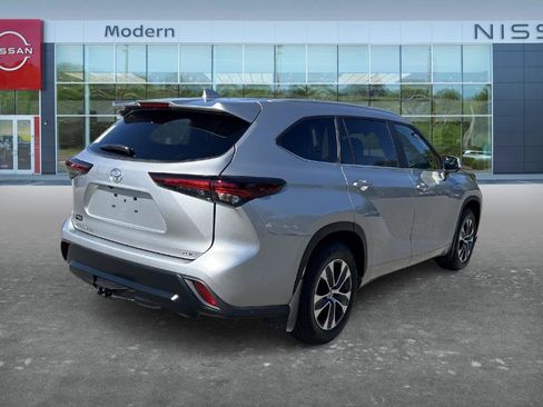 Used 2024 Toyota Highlander XLE FWD image 5