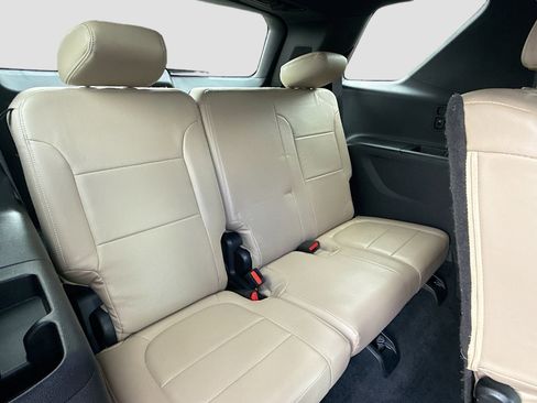 Used 2023 Chevrolet Traverse LS image 28