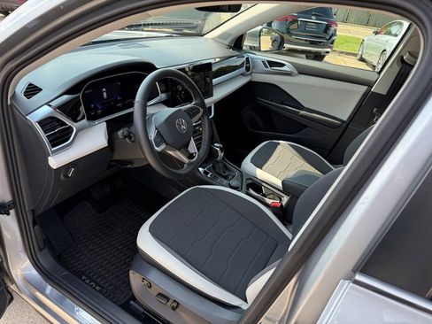 Used 2025 Volkswagen Taos SE w/ Panoramic Sunroof Package image 9