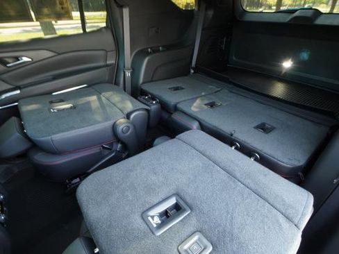 Used 2024 Chevrolet Traverse RS FWD image 25