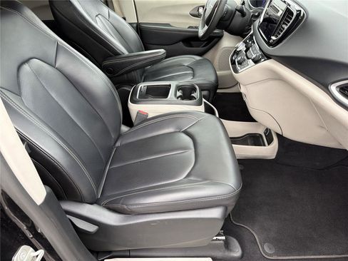 Used 2023 Chrysler Pacifica Touring-L FWD image 12