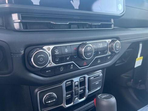 New 2025 Jeep Gladiator Sport image 7