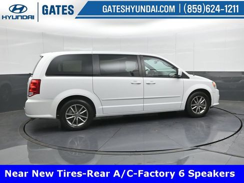 Used 2016 Dodge Grand Caravan SE image 3