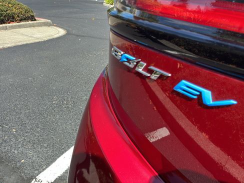 Used 2022 Chevrolet Bolt LT w/ Infotainment Package FWD image 11