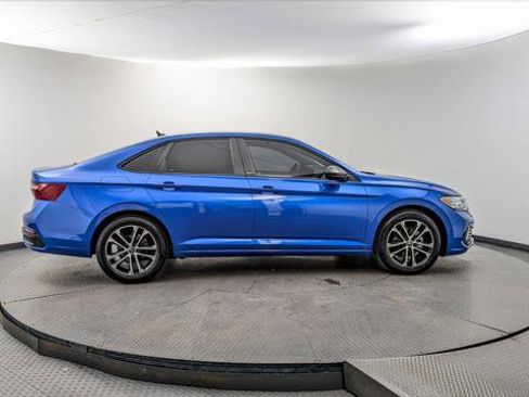 Used 2024 Volkswagen Jetta Sport image 9