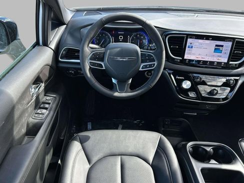 New 2026 Chrysler Voyager LX image 4