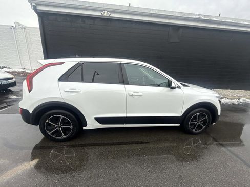 Used 2023 Kia Niro EX image 3