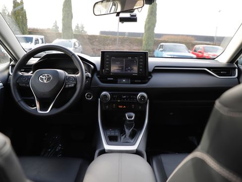 Used 2022 Toyota RAV4 XLE Premium image 13