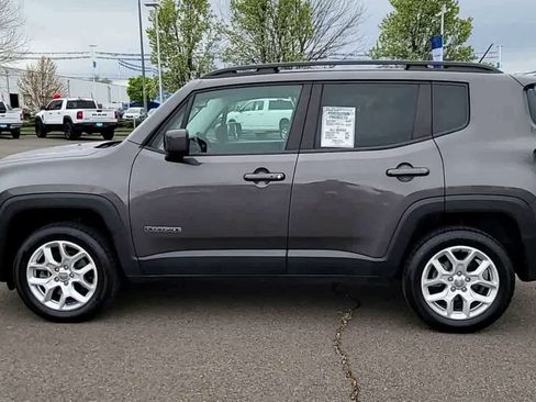 Used 2017 Jeep Renegade Latitude w/ Popular Equipment Group image 5