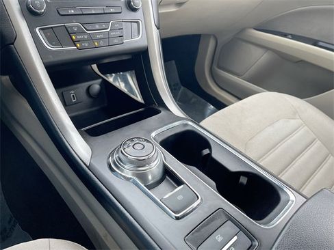 Used 2018 Ford Fusion SE image 15